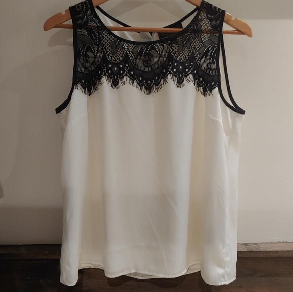 Dana Buchman Tops - 🌻Dana Buchman Blouse With Lace Detailing🌻